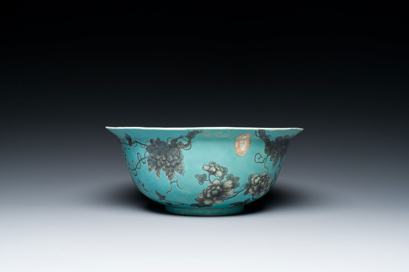 A large Chinese turquoise-ground grisaille-decorated Dayazhai bowl, Yong Qing Chang Chun (1 of 7)