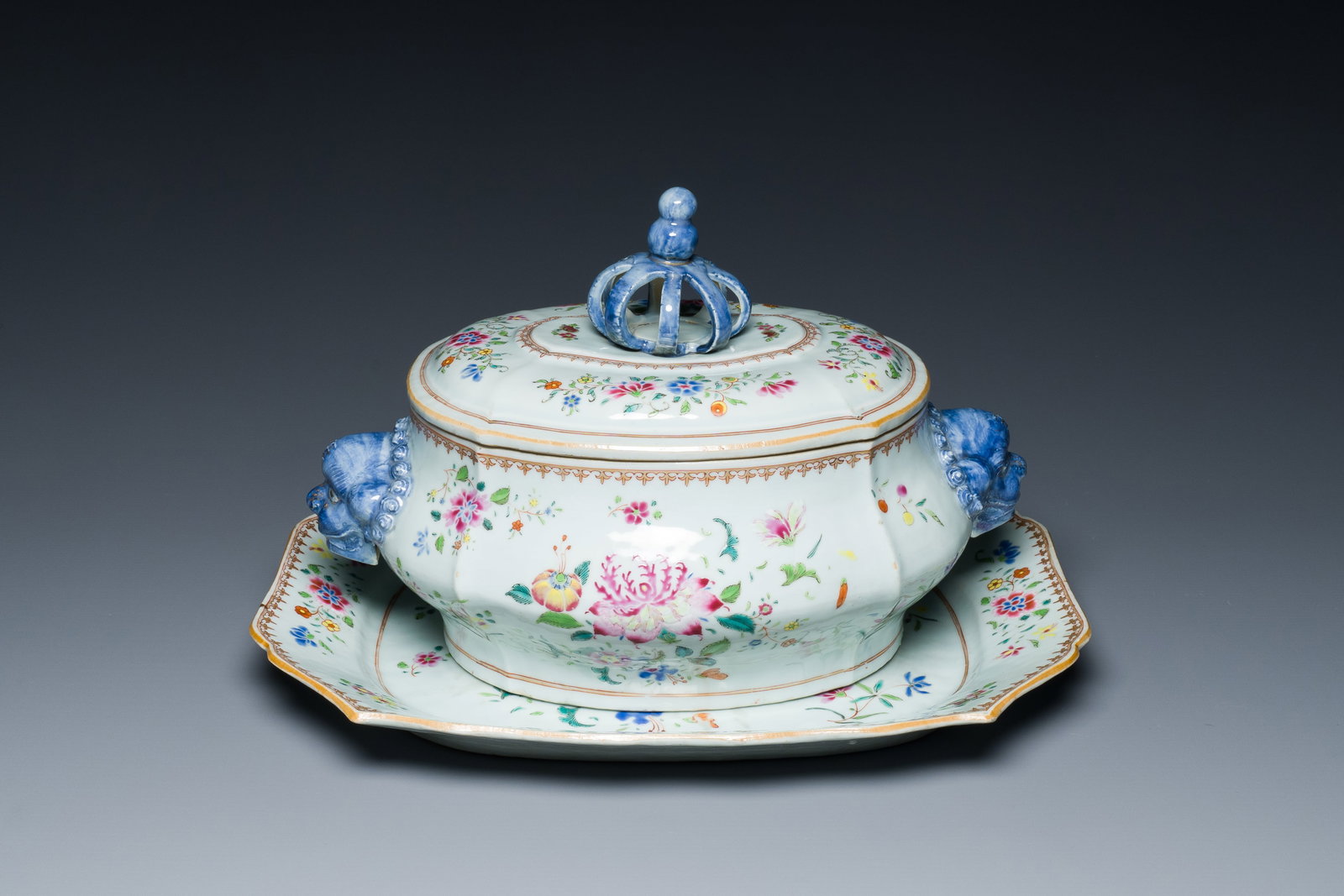 A Chinese famille rose tureen and cover on stand with floral design, Qianlong: Full title: A Chinese famille rose tureen and cover on stand with floral design, Qianlong Description: Dim.: 37,5 x 30 cm (the dish) Dim.: 33,5 x 23 x 21,5 cm (the tureen and cover)