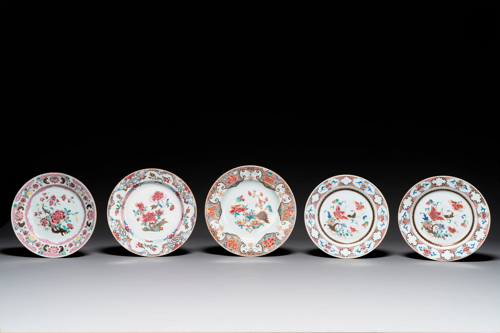 Five Chinese famille rose plates with floral decor, Yongzheng/Qianlong (1 of 5)