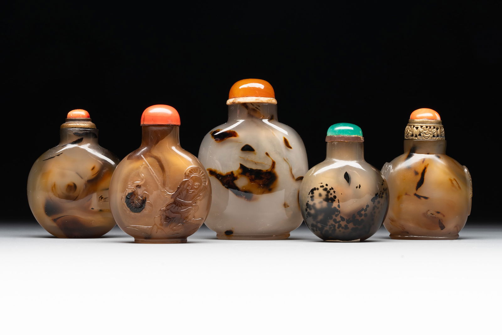 Five fine Chinese agate snuff bottles, Qing (1 of 5)