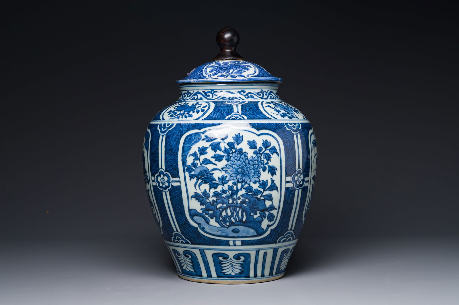 A Chinese blue and white jar and cover with floral design, Wanli: A Chinese blue and white jar and cover with floral design, Wanli H.: 46,5 cm (incl. cover)
