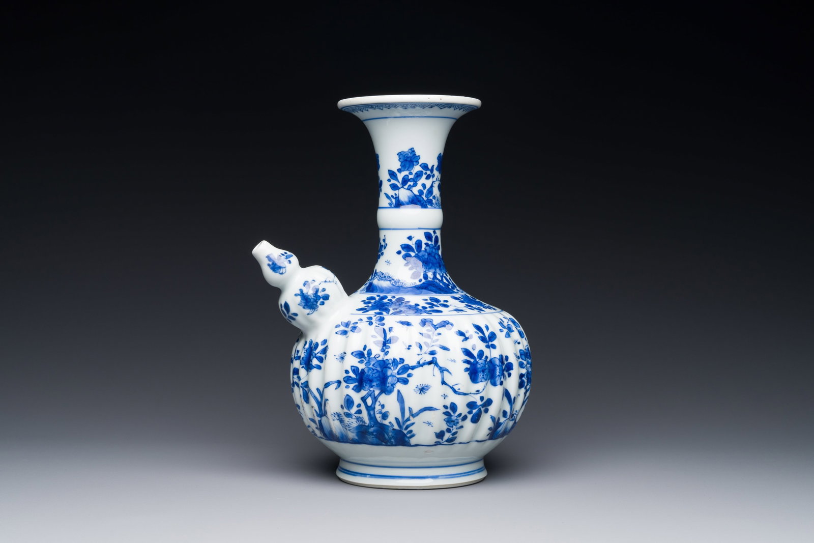 A Chinese blue and white kendi with floral design, Kangxi: A Chinese blue and white kendi with floral design, Kangxi H.: 25,5 cm