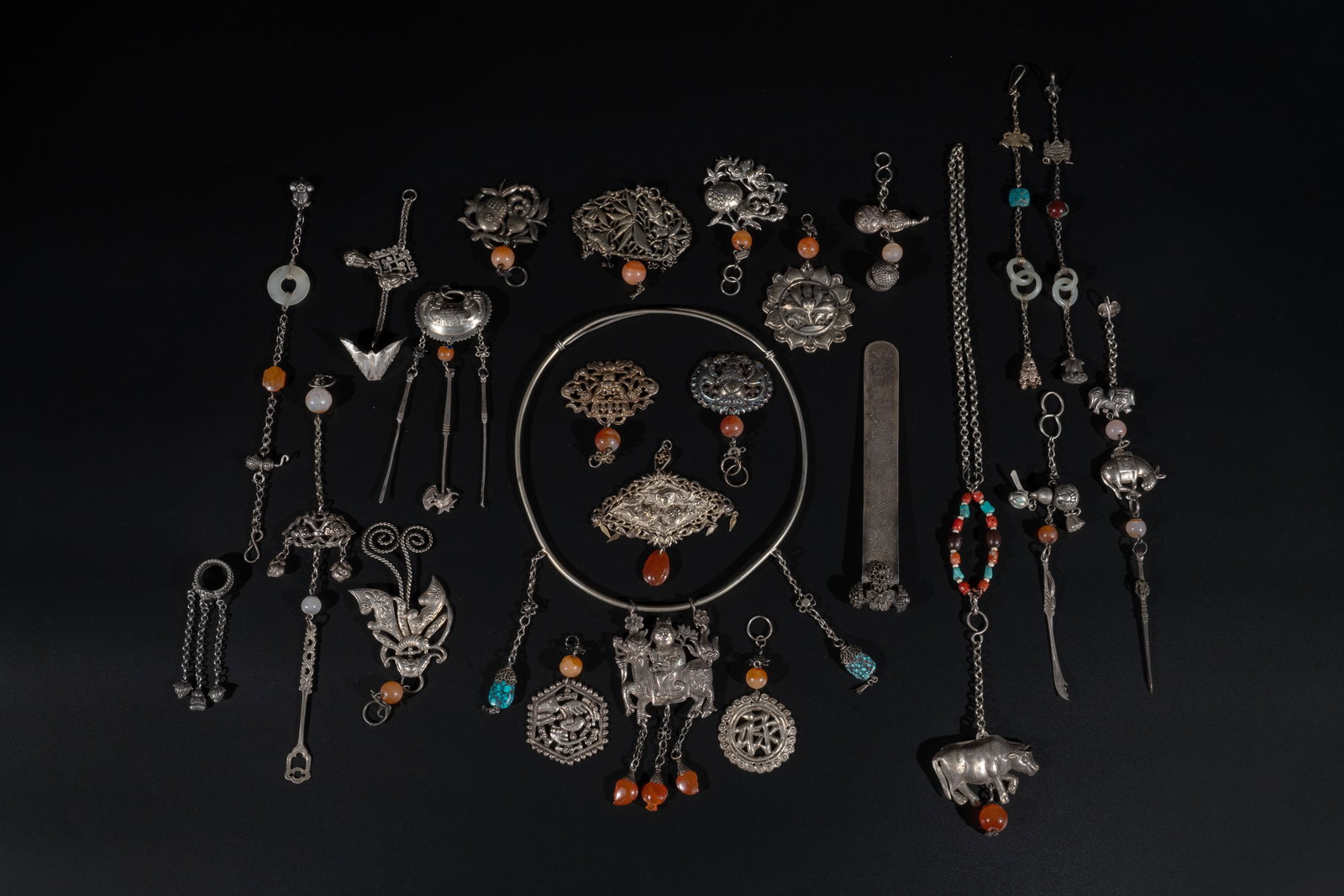 A collection of Chinese silver and precious stones jewellery, 19/20th C.: A collection of Chinese silver and precious stones jewellery, 19/20th C. Various dimensions.