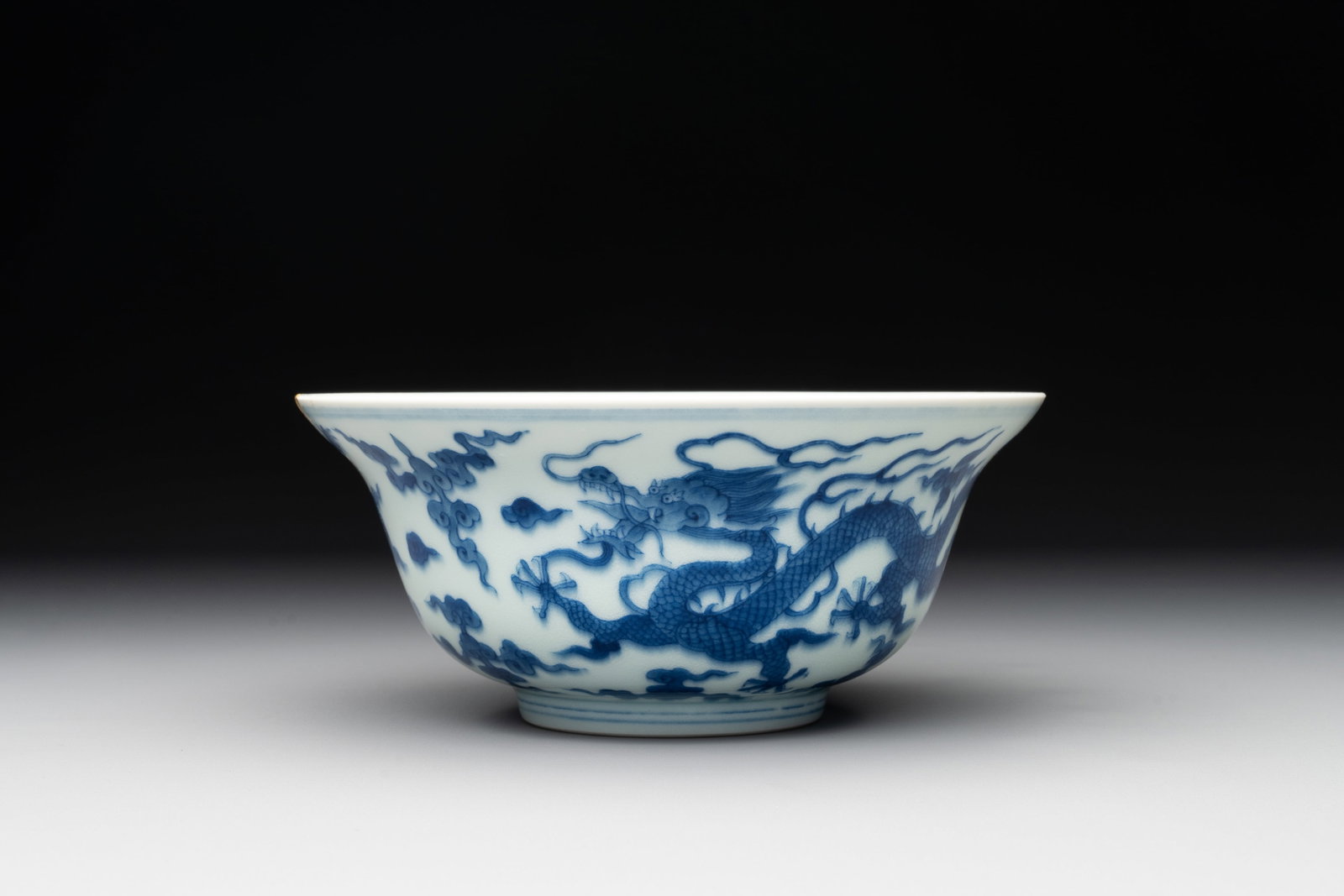 A Chinese blue and white 'dragon' bowl, Qianlong mark and of the period: A Chinese blue and white 'dragon' bowl, Qianlong mark and of the period Dia.: 17 cm - H.: 7,5 cm