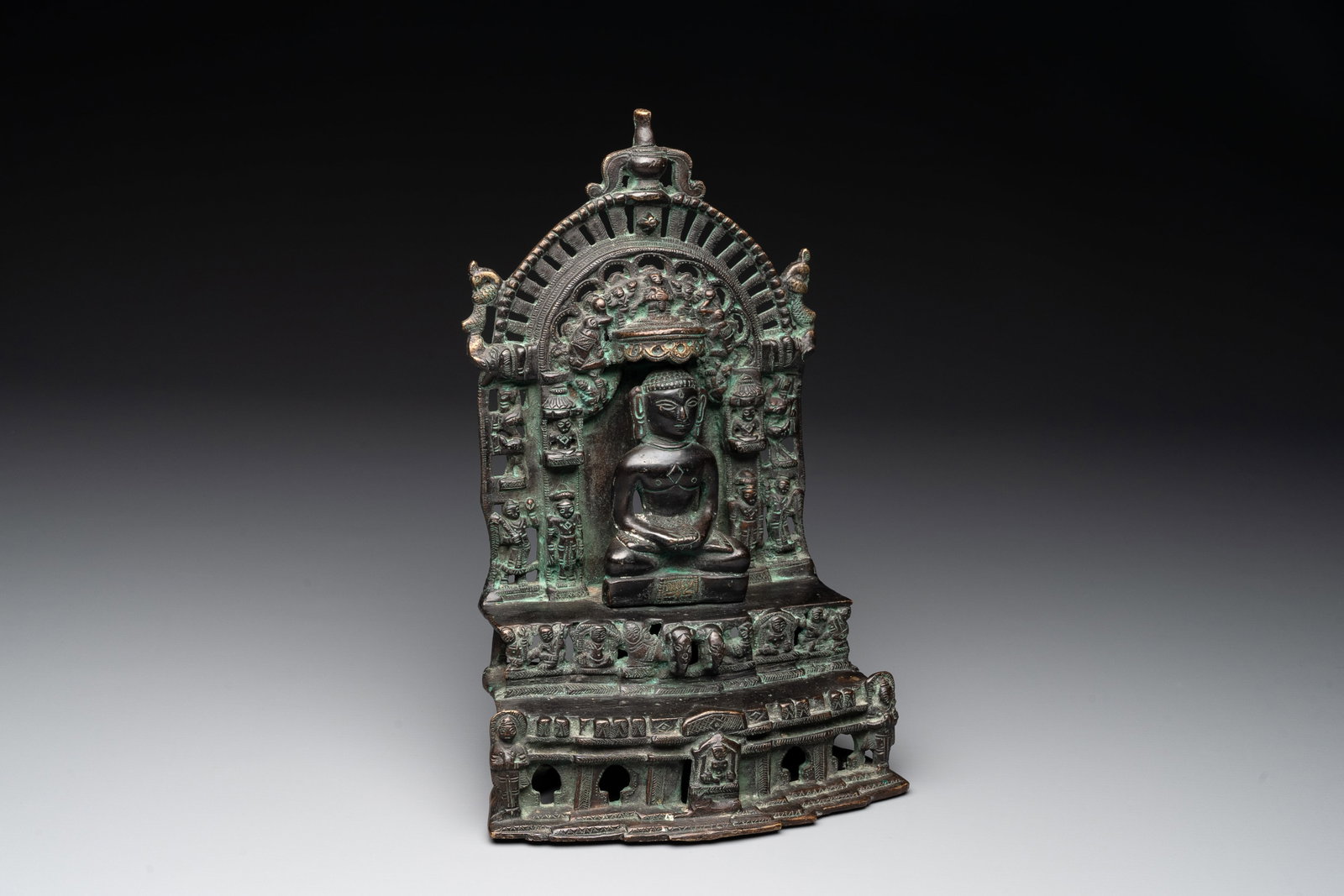 A copper alloy Jain shrine, Western India, 18/19th C.: A copper alloy Jain shrine, Western India, 18/19th C. H.: 30 cm Weight: 4050 grams
