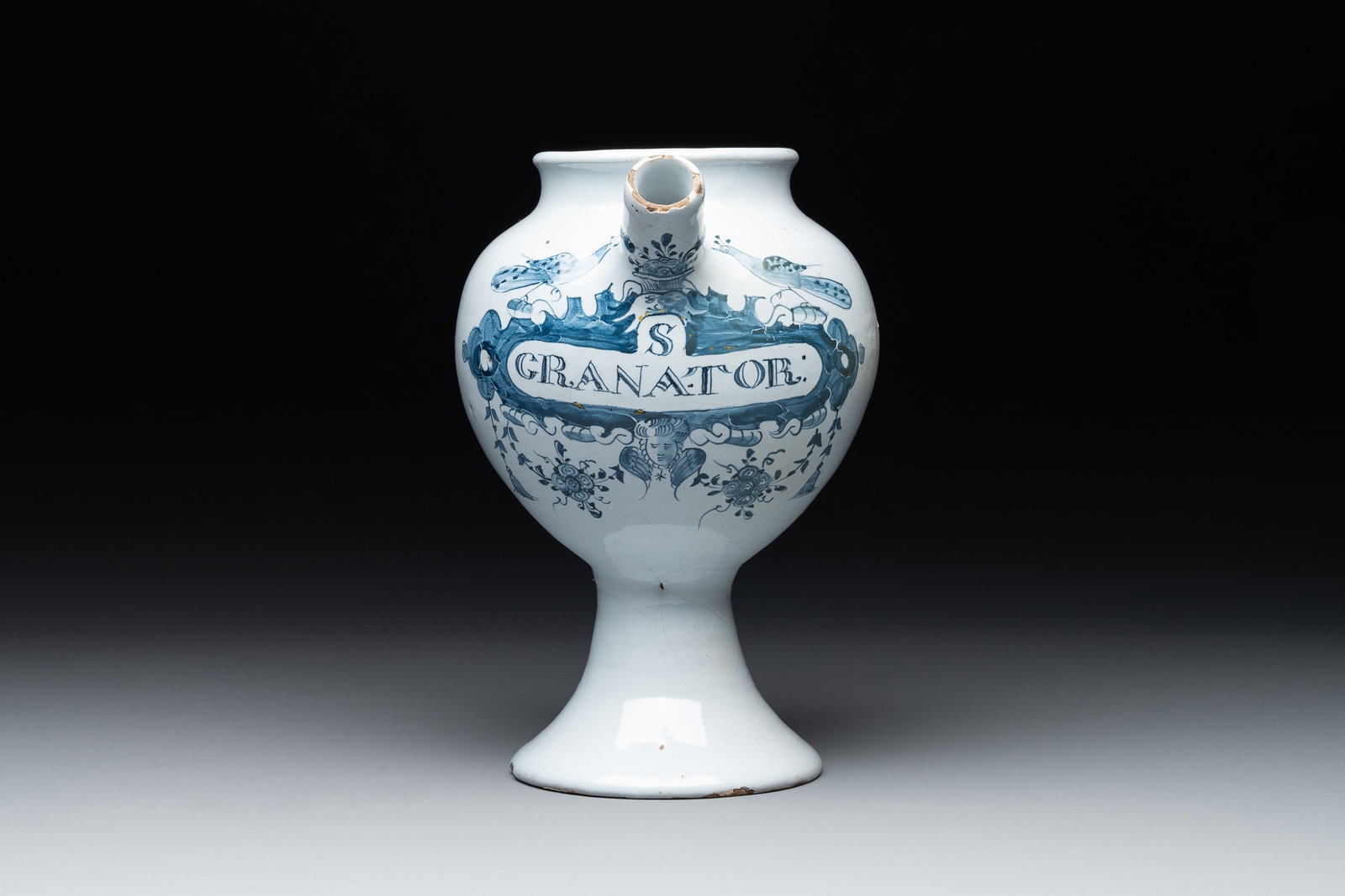 A Dutch Delft blue and white wet drug or syrup jar inscribed 'S GRANATOR', 18th C.: A Dutch Delft blue and white wet drug or syrup jar inscribed 'S GRANATOR', 18th C. L.: 21,5 cm - H.: 21,6 cm