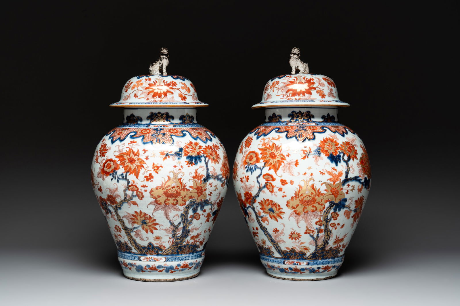 A pair of Chinese Imari-style covered vases, Kangxi/Yongzheng (1 of 8)