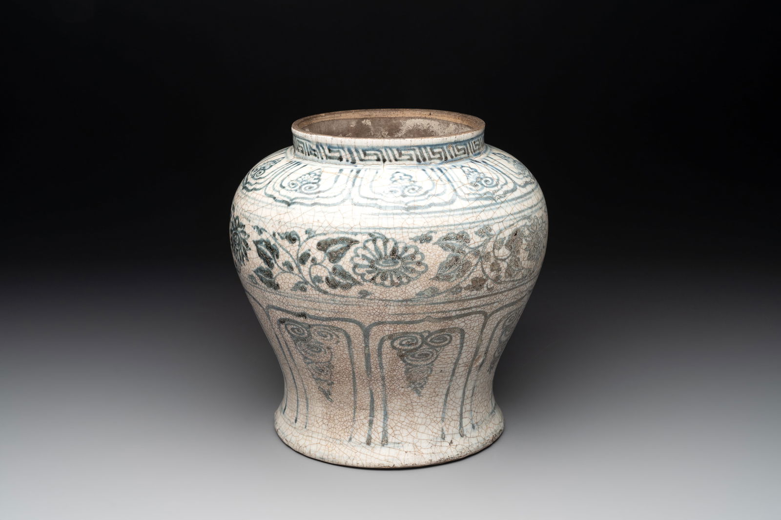 An Annamese or Vietnamese blue and white jar with floral design, 15/16th C.: An Annamese or Vietnamese blue and white jar with floral design, 15/16th C. H.: 22,2 cm