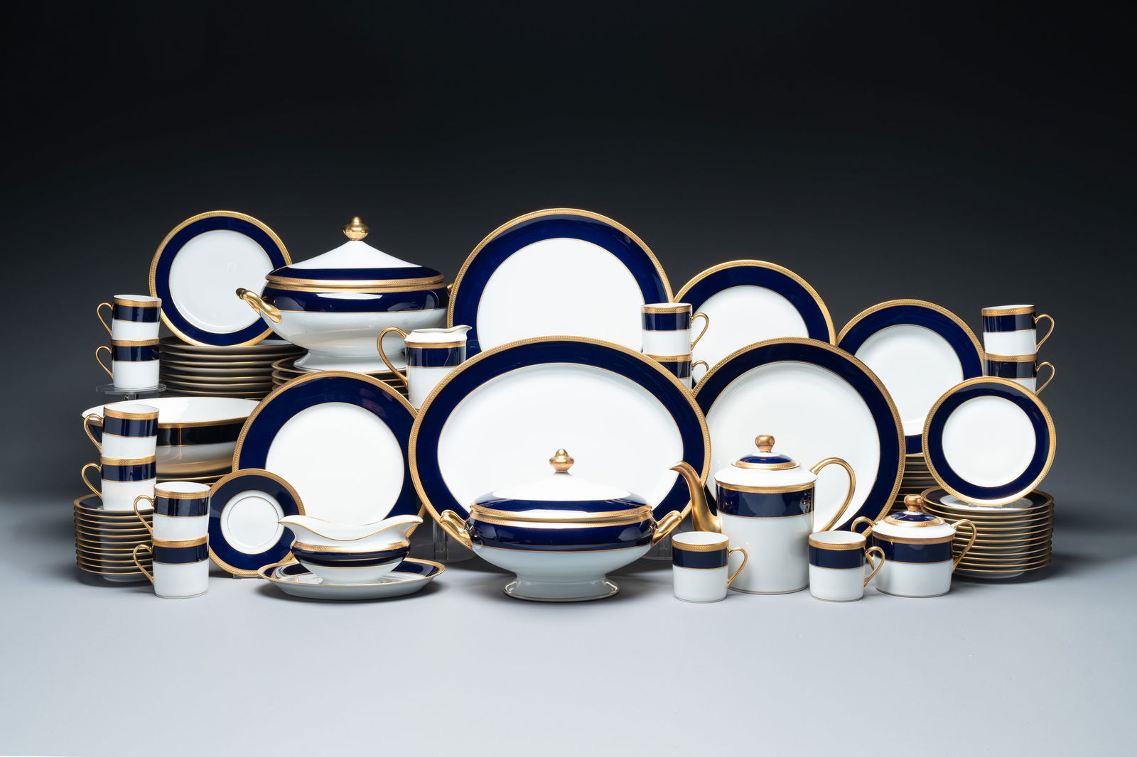 An impressive 94-piece gold-encrusted royal-blue-enamelled 'Palaiseau' service, Bernardaud, Limoges,: An impressive 94-piece gold-encrusted royal-blue-enamelled 'Palaiseau' service, Bernardaud, Limoges, 20th C. L.: 23,5 cm - H.: 18,5 cm (the coffee pot incl. cover) L.: 32 cm - H.: 21,5 cm (the largest