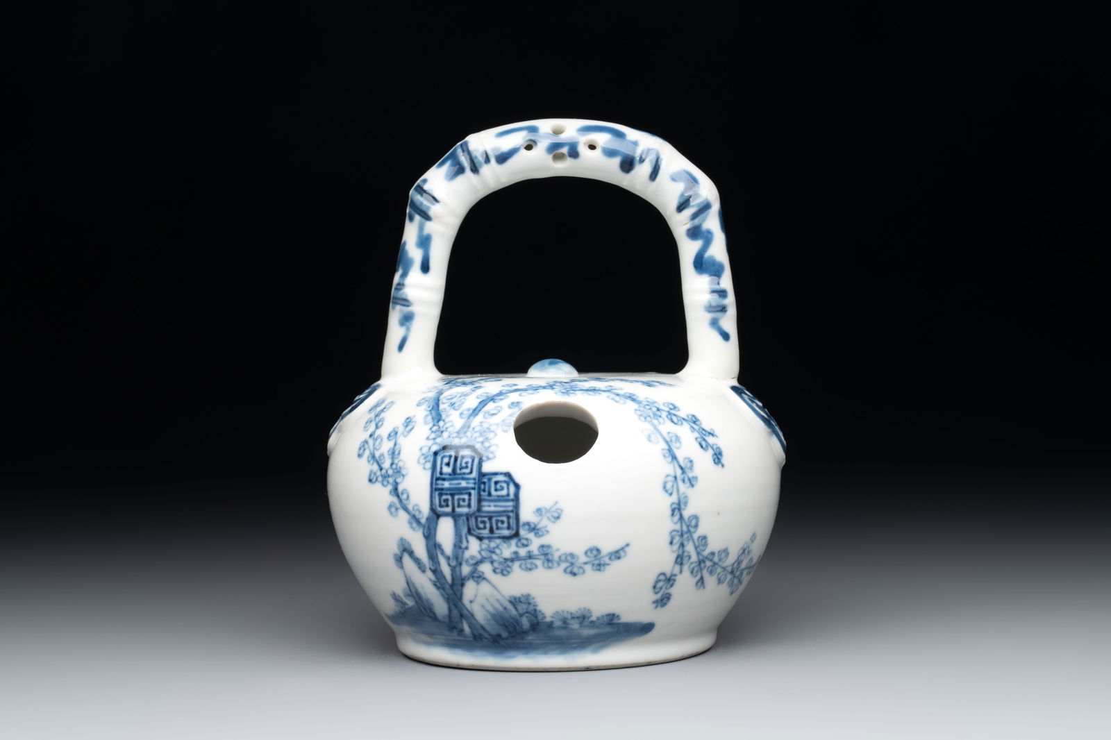 A Chinese blue and white 'Bleu de Hue' lime pot for the Vietnamese market, 19th C. (1 of 7)