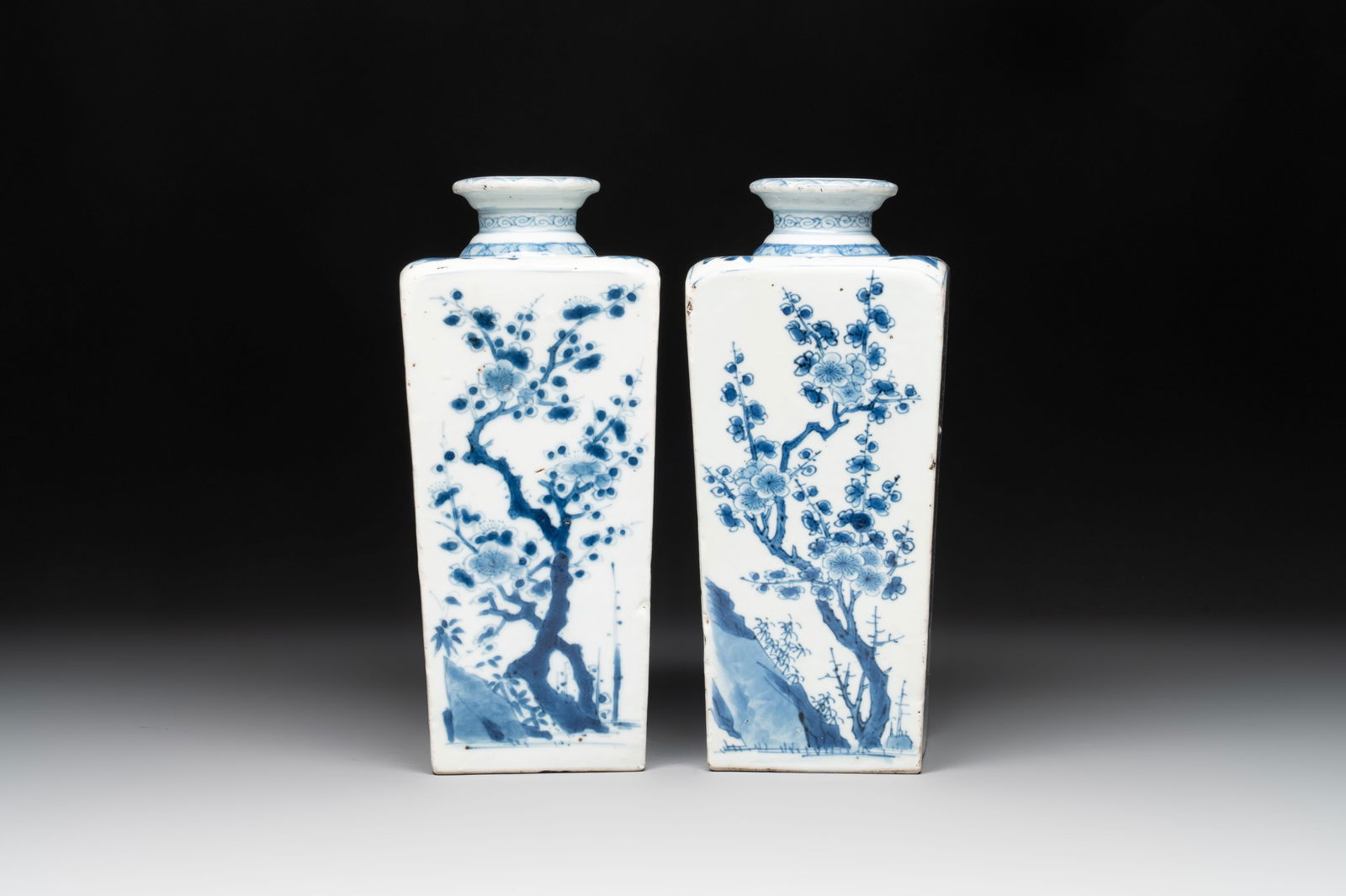 A pair of Chinese blue and white square flasks with floral design, Kangxi: A pair of Chinese blue and white square flasks with floral design, Kangxi H.: 26,8 cm