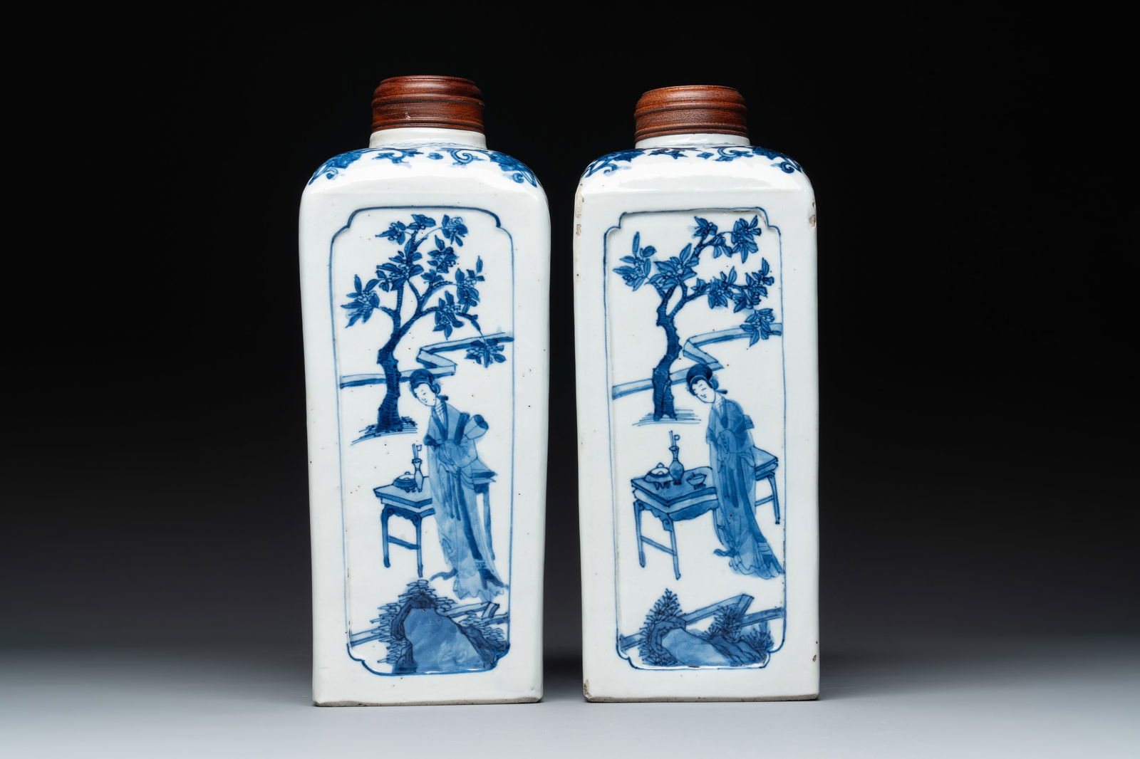 A pair of Chinese blue and white 'Long Eliza' square flasks, Kangxi: A pair of Chinese blue and white 'Long Eliza' square flasks, Kangxi H.: 25,2 cm (incl. cover)