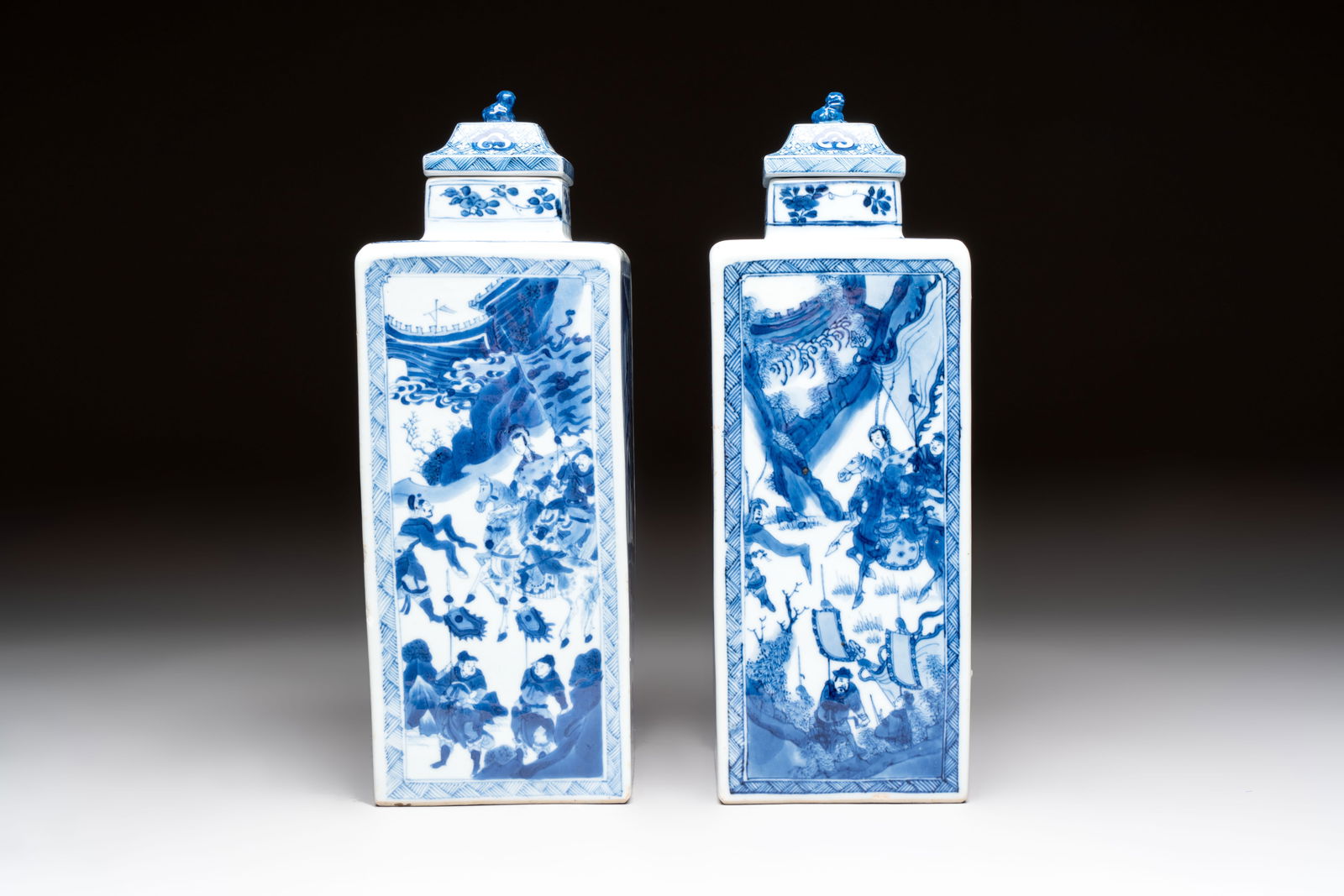 A pair of Chinese blue and white square flasks and covers with narrative design, Kangxi: A pair of Chinese blue and white square flasks and covers with narrative design, Kangxi H.: 32,5 cm Provenance: Christie's, New York, Jan. 30, 1993, lot 7. Ref.: - The Chinese University of Hong Kong,