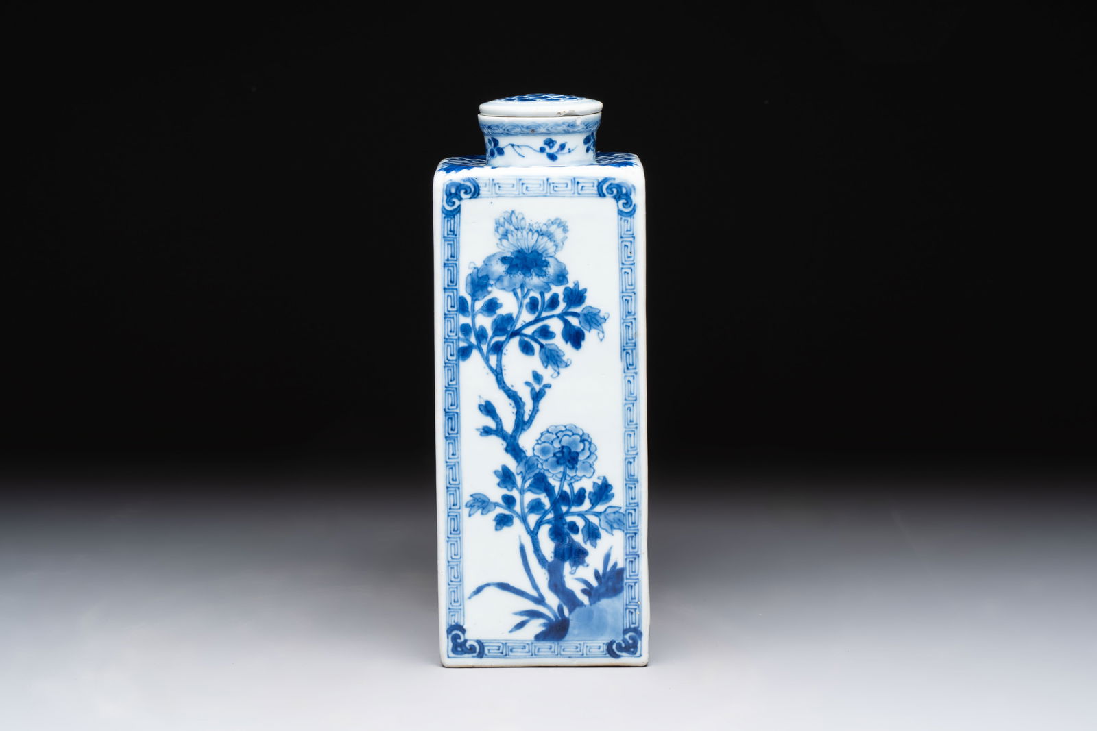 A Chinese blue and white square flask and cover with floral design, Kangxi: A Chinese blue and white square flask and cover with floral design, Kangxi H.: 27,5 cm (incl. cover)