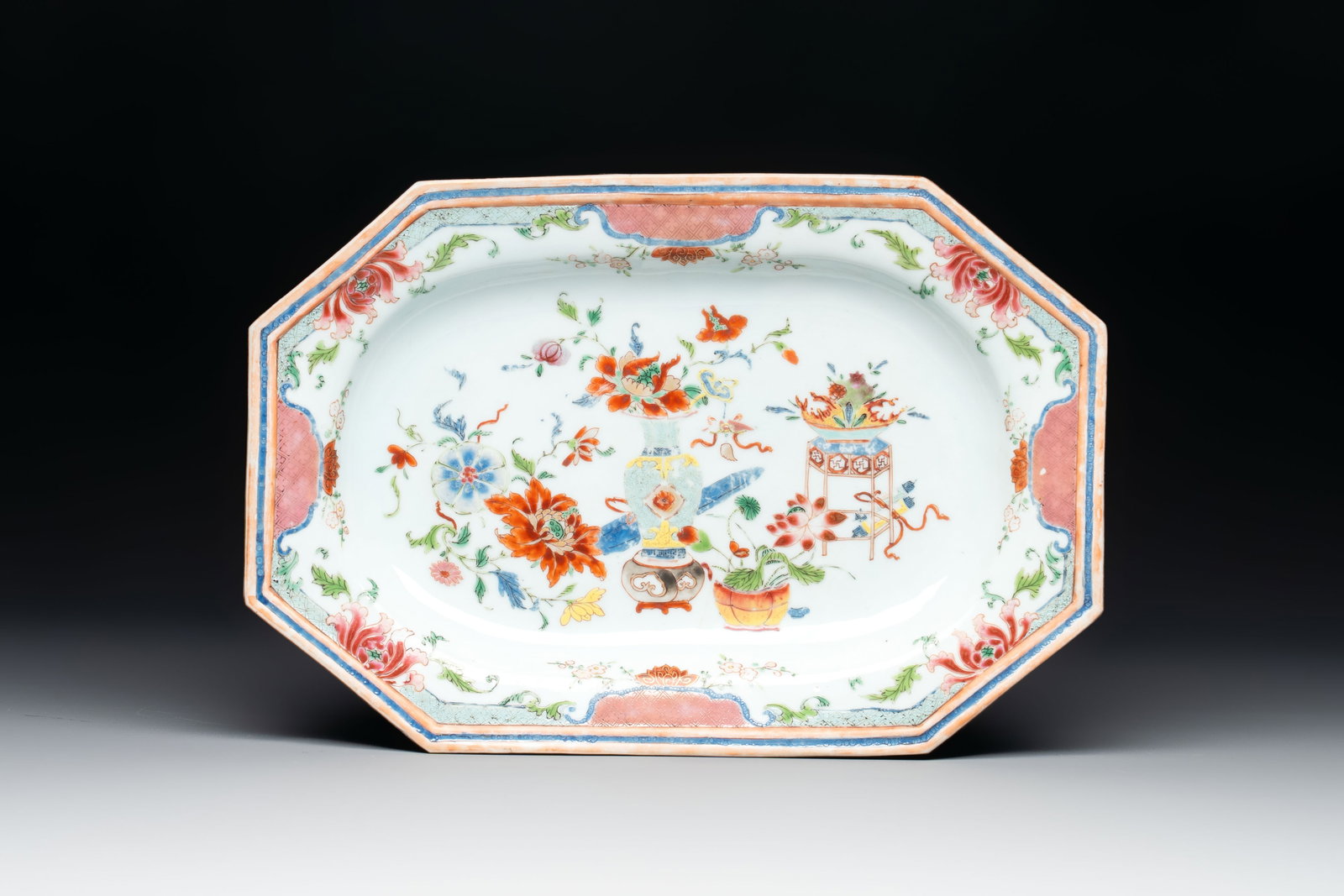A Chinese famille rose octagonal 'antiquities' dish, Yongzheng/Qianlong: A Chinese famille rose octagonal 'antiquities' dish, Yongzheng/Qianlong Dim.: 32,3 x21,8 cm