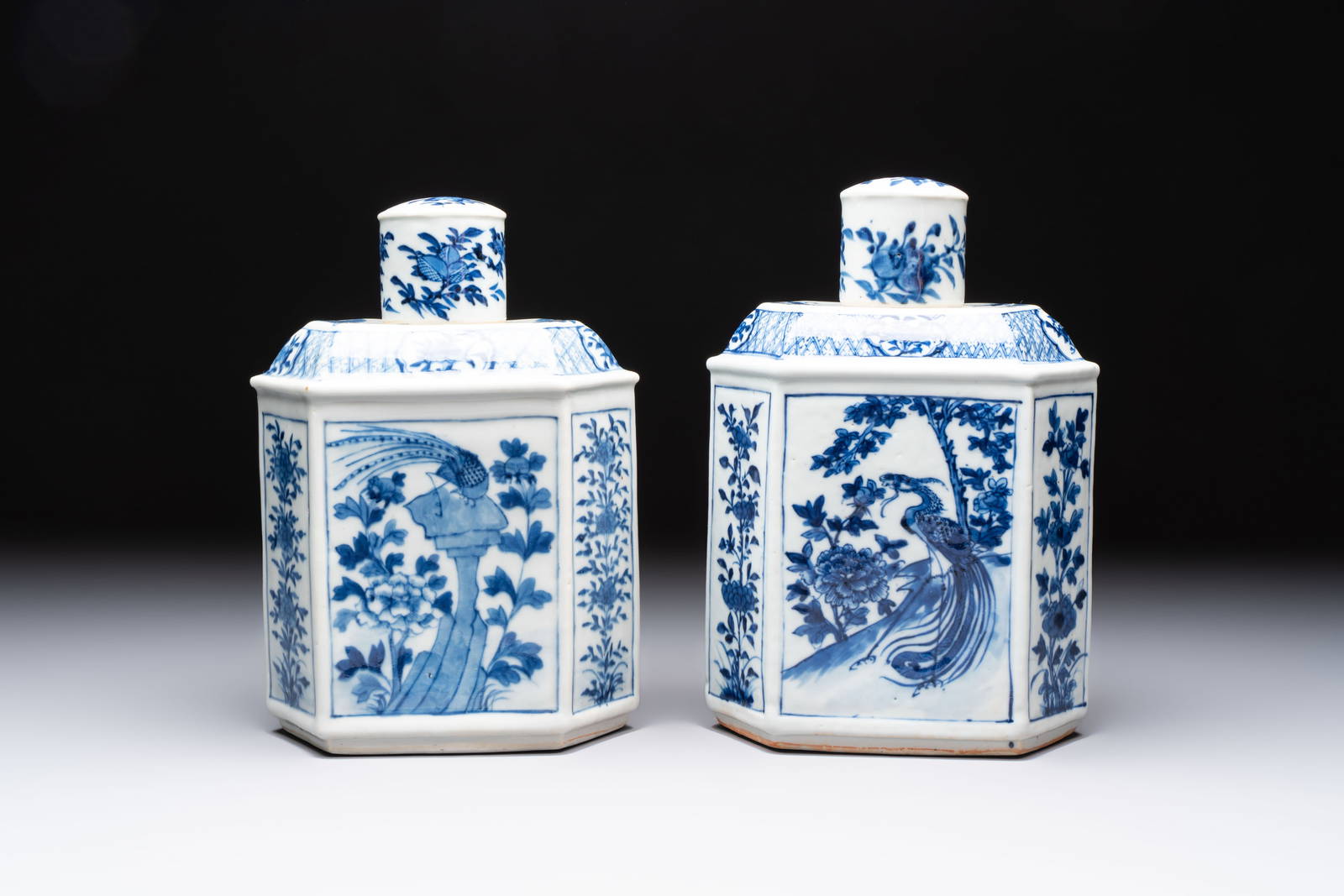 A pair of Chinese blue and white tea caddies and covers, 19th C.