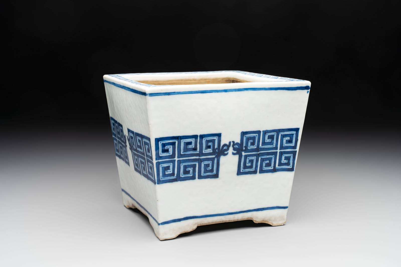 A Chinese blue and white 'chilong' square jardiniere, 19th C.