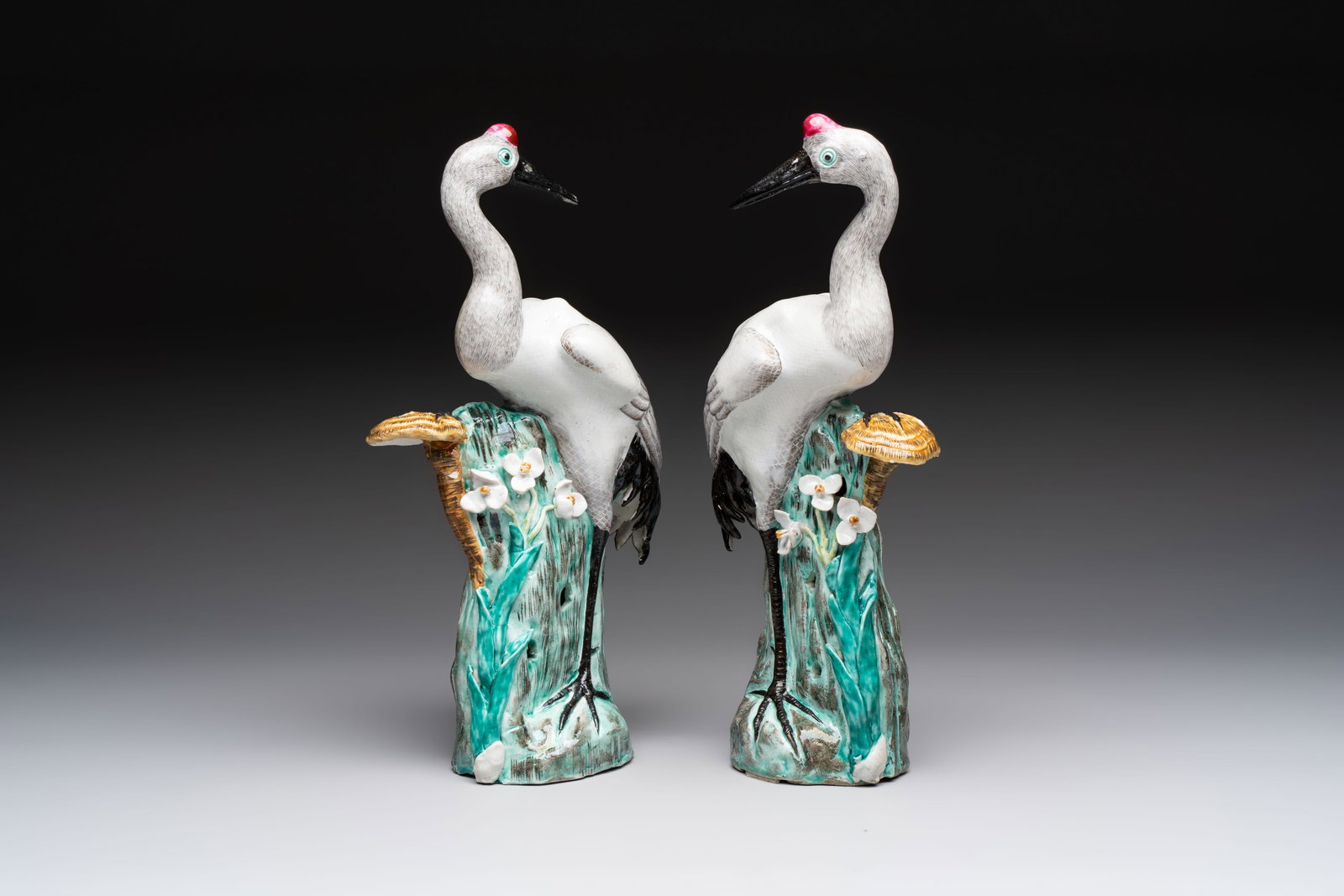 A pair of Chinese famille rose 'crane' groups, 19th C.: A pair of Chinese famille rose 'crane' groups, 19th C. H.: 31,5 cm