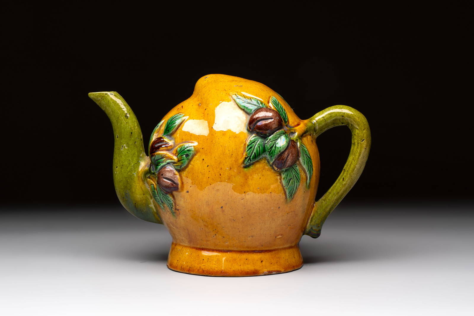 A Chinese sancai-glazed peach-shaped cadogan teapot, 19th C.
