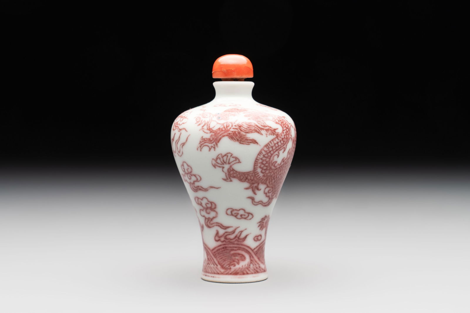 A Chinese blue, white and copper-red 'dragon' snuff bottle, 19th C. (1 of 6)