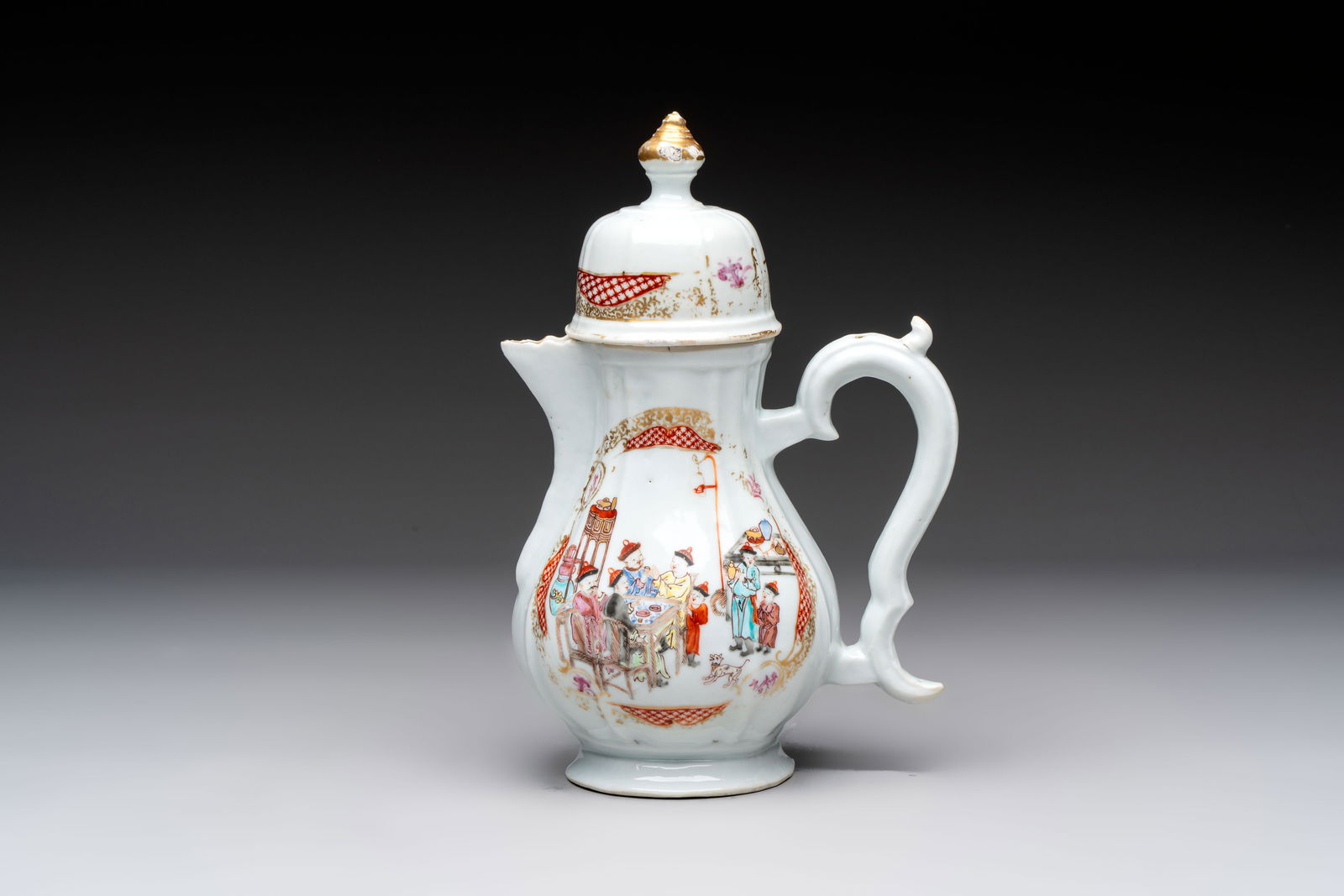 A Chinese famille rose 'mandarin subject' jug and cover, Qianlong: A Chinese famille rose 'mandarin subject' jug and cover, Qianlong L.: 14,5 cm - H.: 21,5 cm