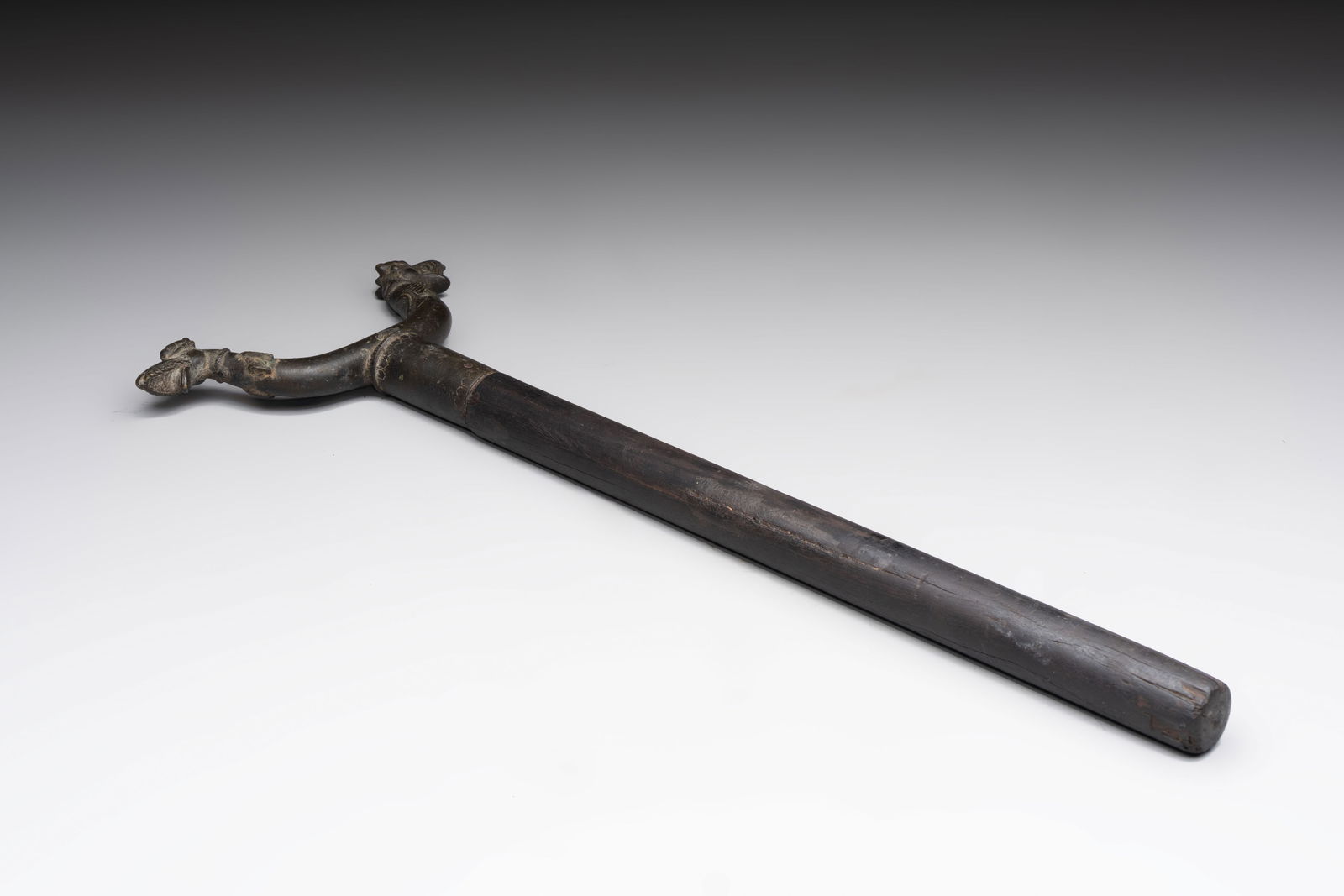 An Indo-Mughal bronze and wooden dervish crutch, 18/19th C.: An Indo-Mughal bronze and wooden dervish crutch, 18/19th C. L.: 44 cm Weight: 645 grams (incl. handle)
