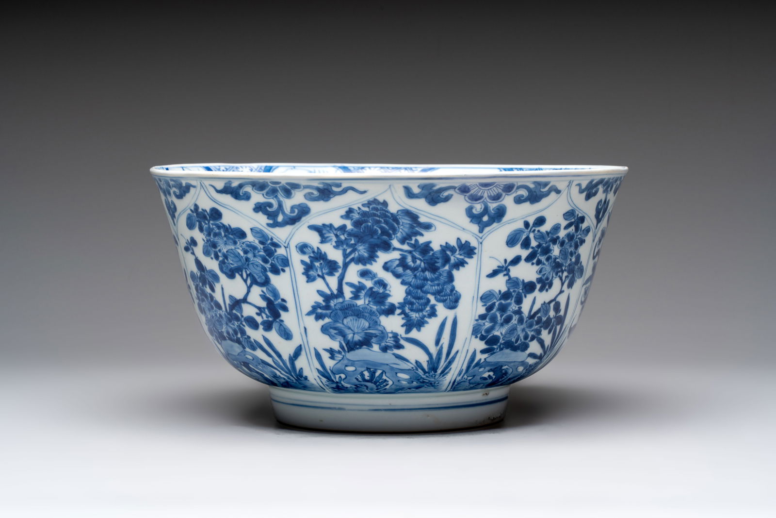 A large Chinese blue and white bowl with floral design, Kangxi: A large Chinese blue and white bowl with floral design, Kangxi Dia.: 30,8 cm - H.: 16,4 cm