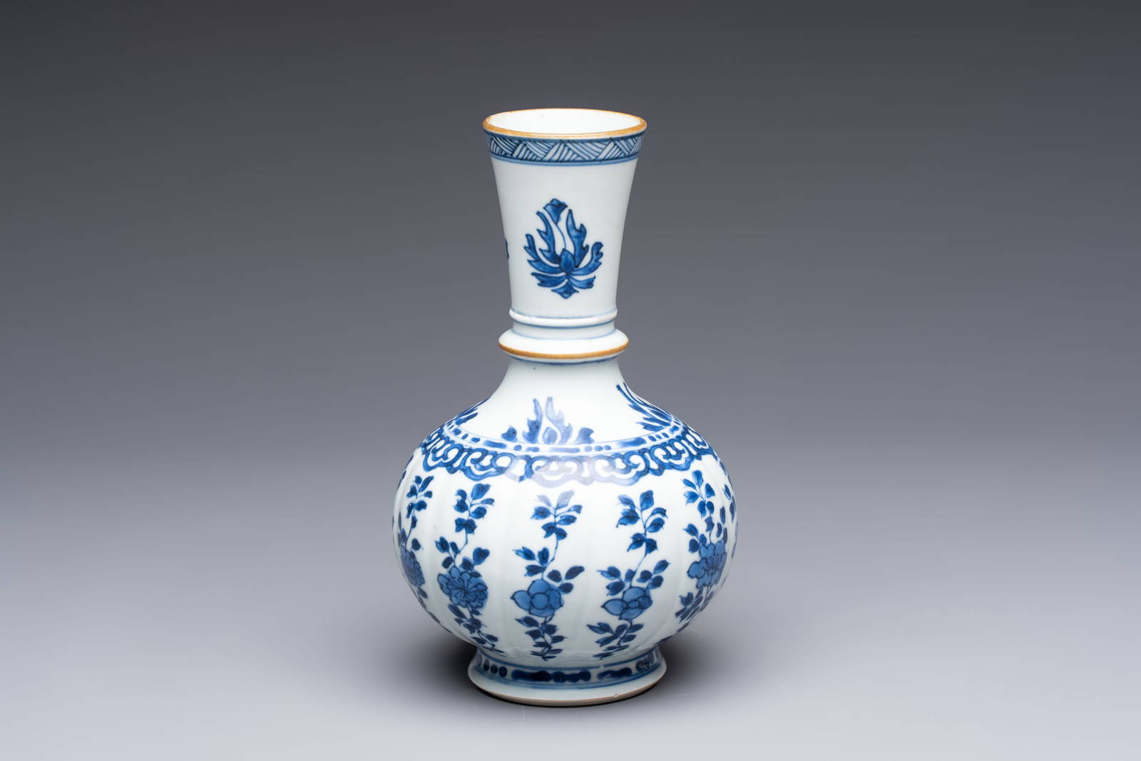 A Chinese blue and white hookah base with floral design, Kangxi