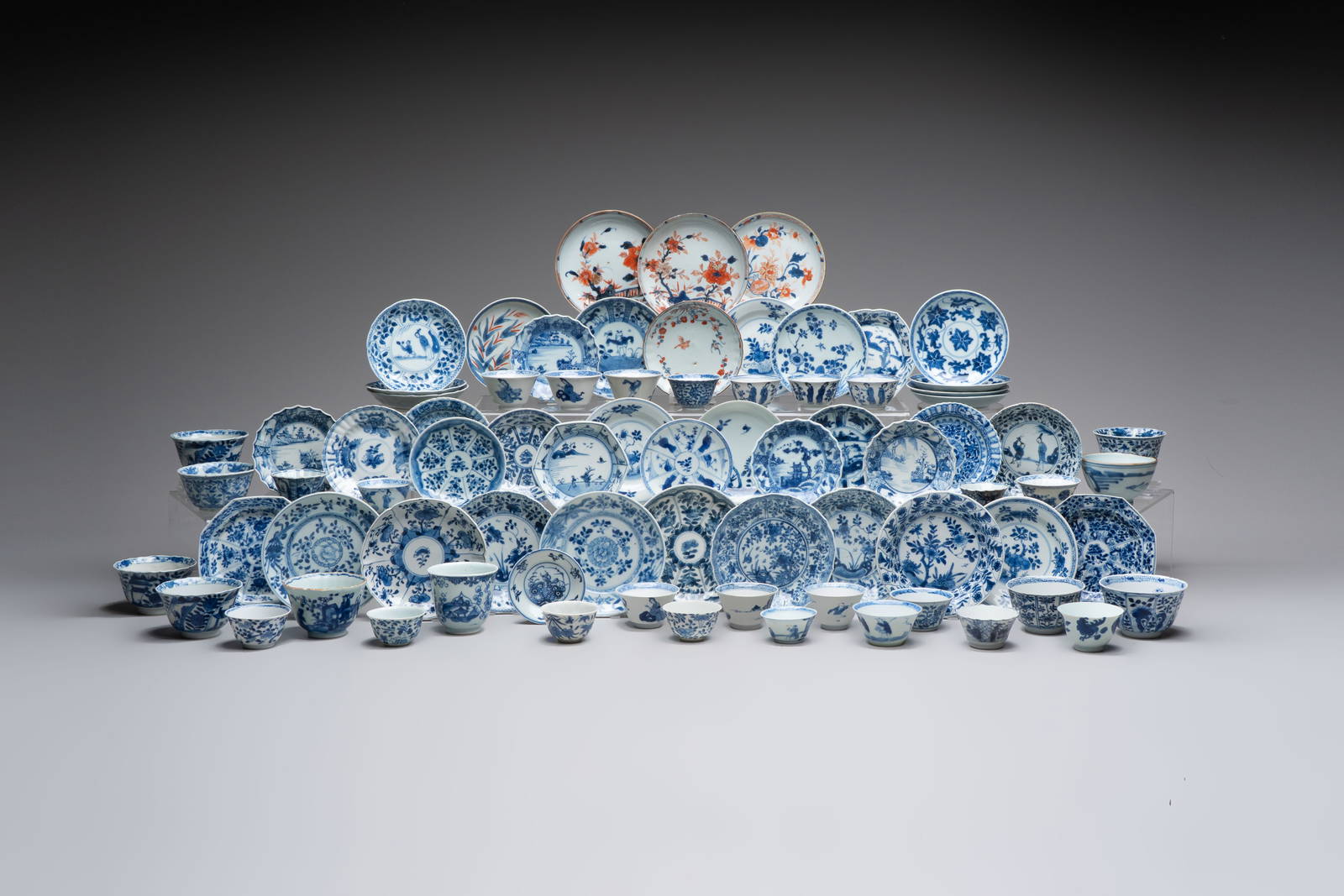 A large collection of 33 Chinese blue, white and Imari-style cups and 43 saucers, 17/19th C.