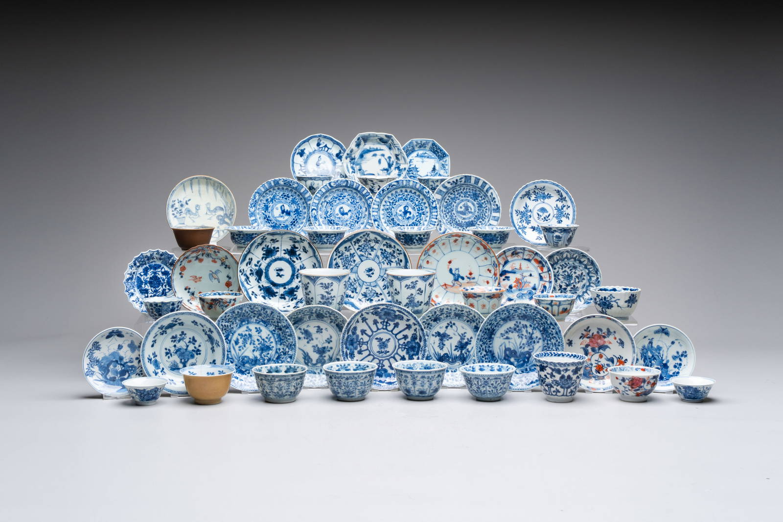 A large collection of 25 sets of Chinese blue, white and Imari-style cups and saucers,