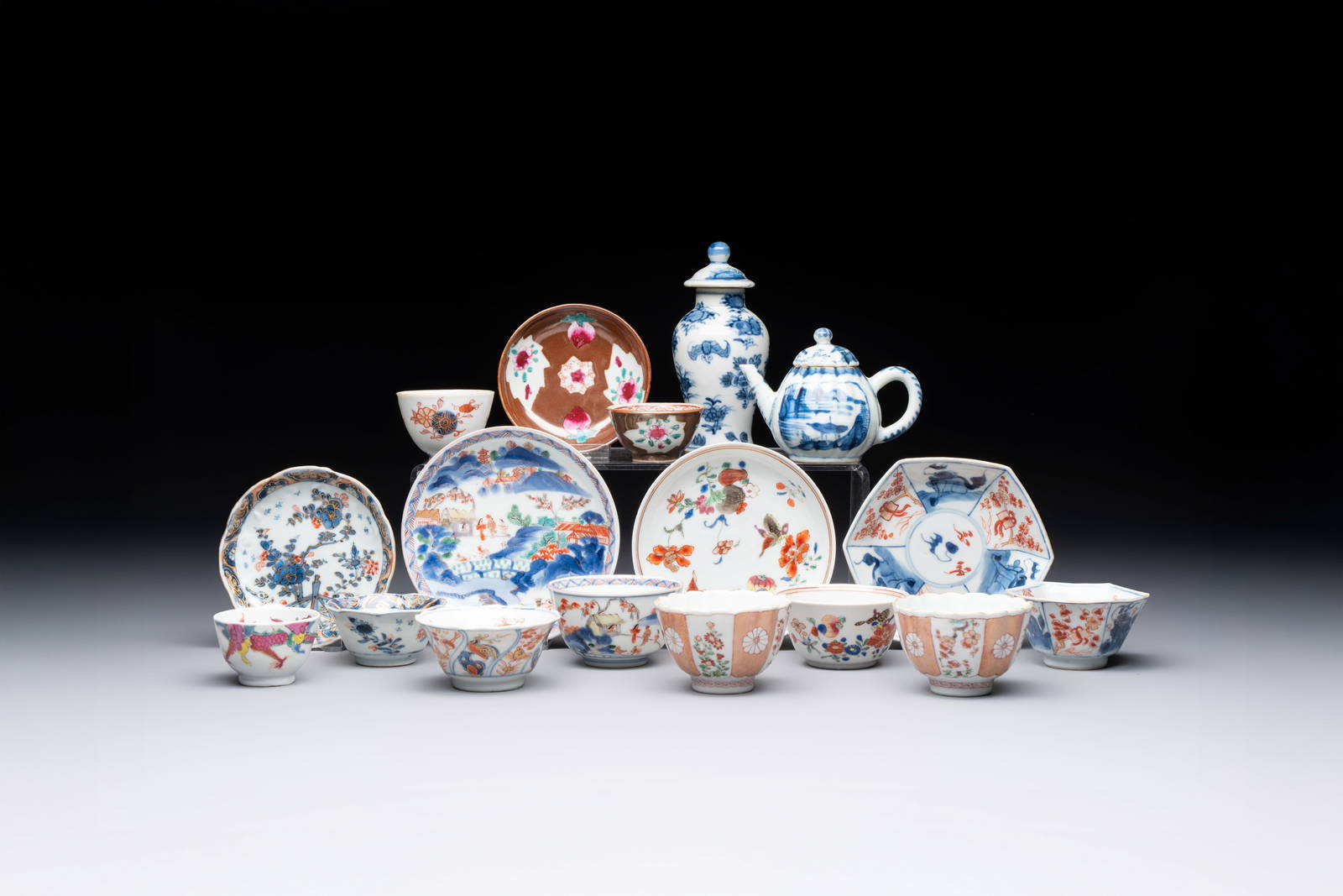 A collection of 17 Chinese blue, white and famille rose wares, Kangxi/Qianlong