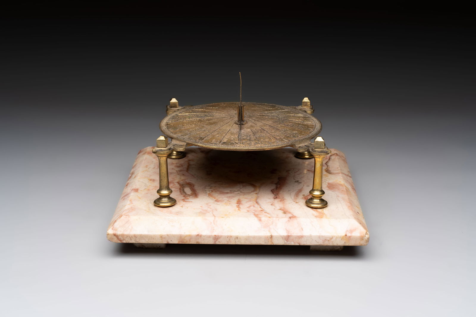 A French brass horizontal sundial on marble base, 18/19th C.: A French brass horizontal sundial on marble base, 18/19th C. Dim.: 22,5 x 22,5 x 15,3 cm (the sundial incl. base) Dia.: 15,6 cm (the sundial) Total Weight: 3464 grams