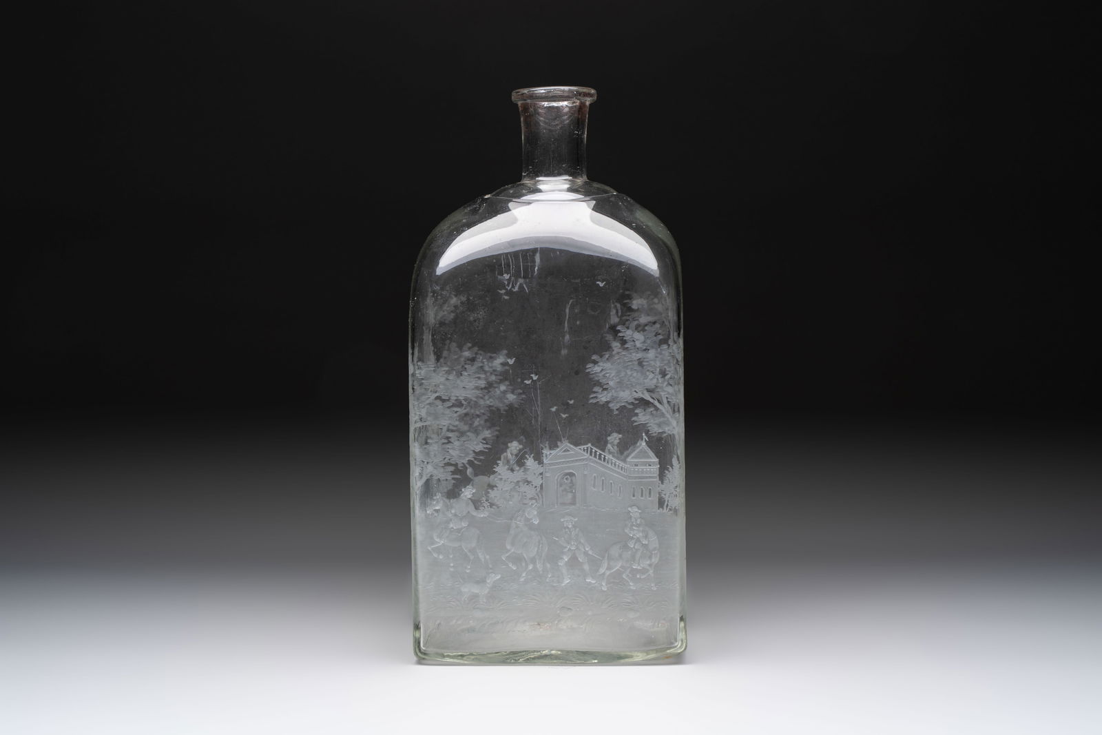 A large engraved glass 'hunting scene' flask, Southern Germany, 18th C.: A large engraved glass 'hunting scene' flask, Southern Germany, 18th C. H.: 37,5 cm