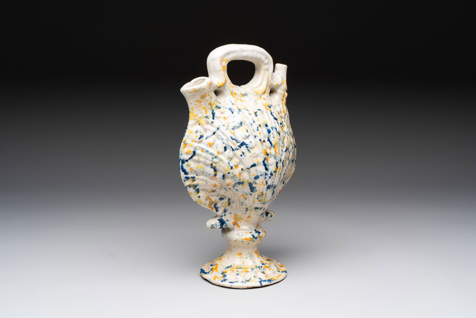 A polychrome spotted Spanish clam-form ewer, Aragon or Manises, 19th C.: A polychrome spotted Spanish clam-form ewer, Aragon or Manises, 19th C. H.: 27,7 cm