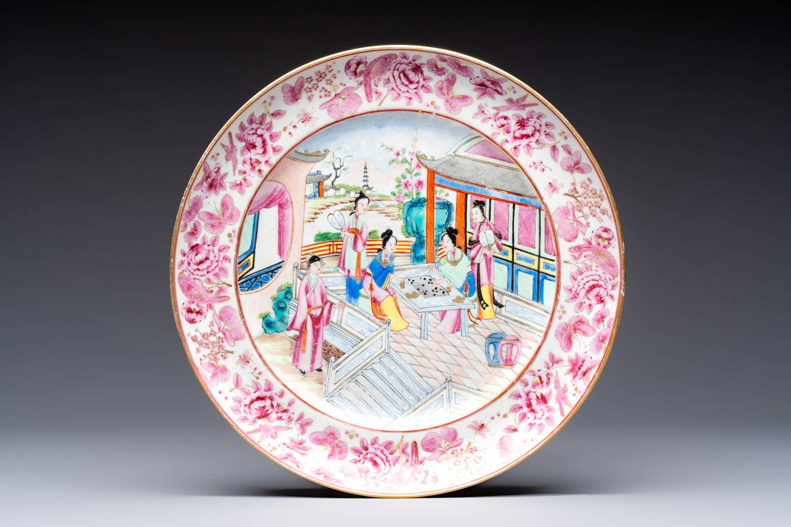 A fine Chinese Canton famille rose dish with puce-enamelled rim, 19th C.