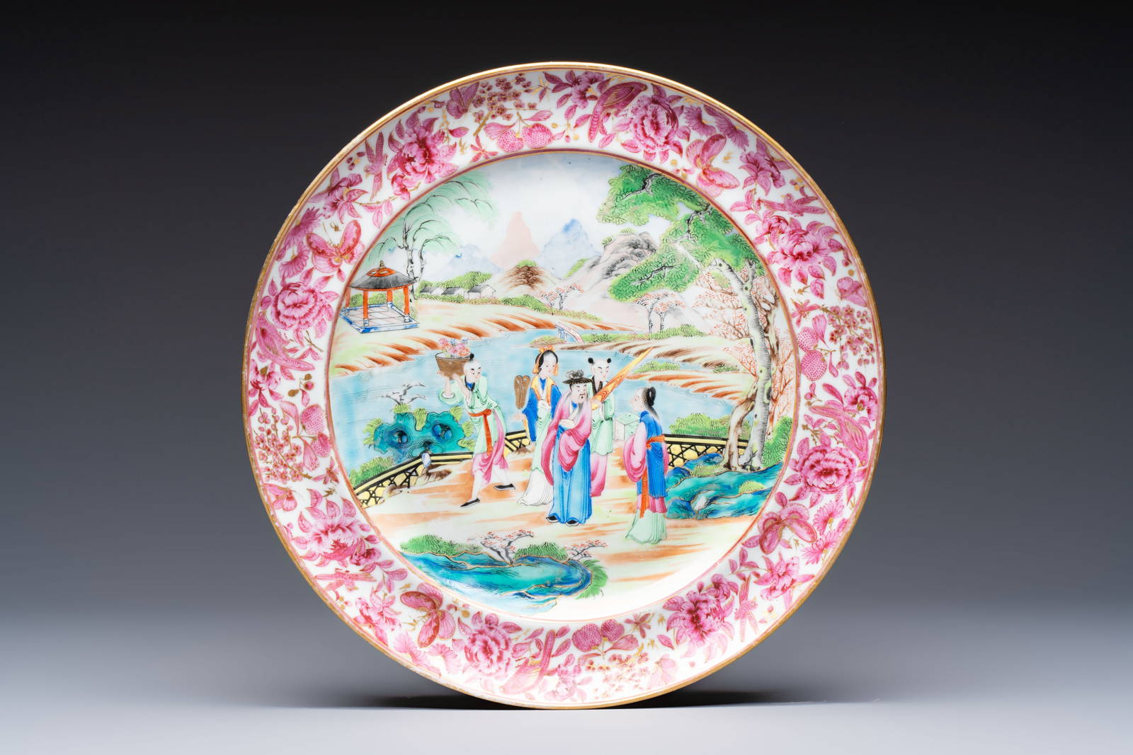 A fine Chinese Canton famille rose dish with puce-enamelled rim, 19th C.