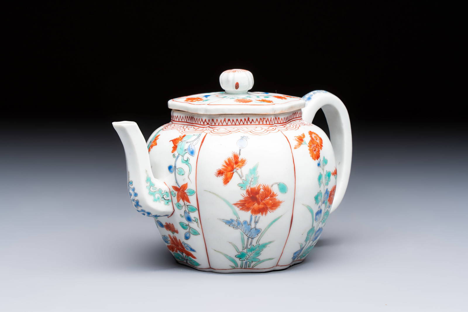 A Japanese Kakiemon teapot and cover, Edo, late 17th C.