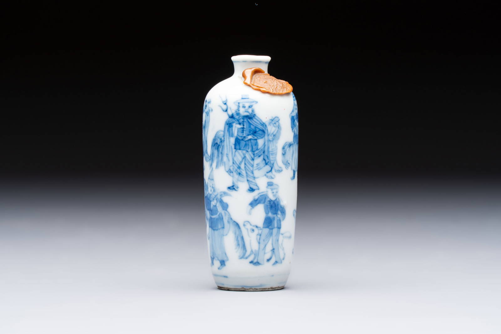 A Chinese blue and white snuff bottle with figural design, dragon mark, 19th C.