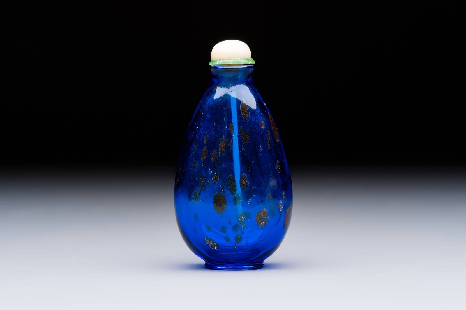 A fine Chinese dark blue and gold aventurine glass snuff bottle, 18/19th C.