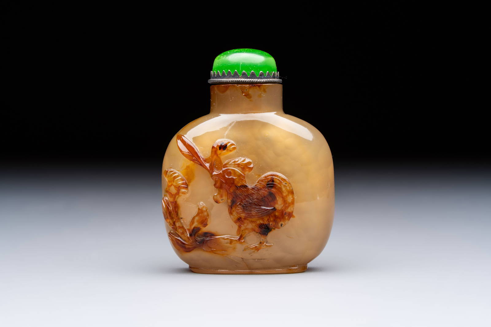 A Chinese agate 'Rooster' snuff bottle, 1780-1850