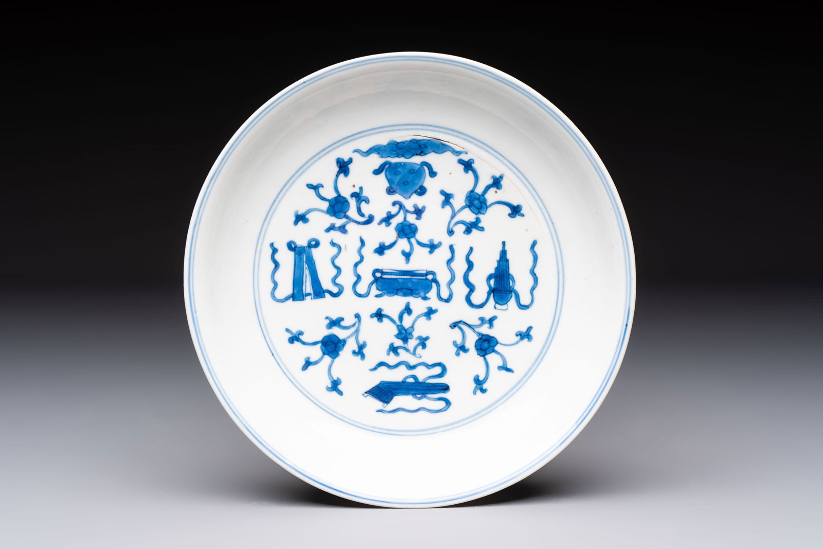 A Chinese blue and white 'Buddhist Symbols' plate, Chenghua mark, Kangxi: A Chinese blue and white 'Buddhist Symbols' plate, Chenghua mark, Kangxi Dia.: 16,1 cm