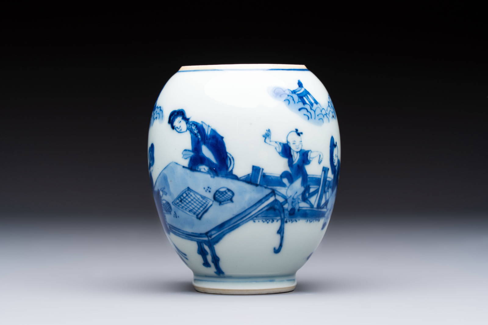 A Chinese blue and white tea caddy with figural design, artemisia leaf mark, Kangxi