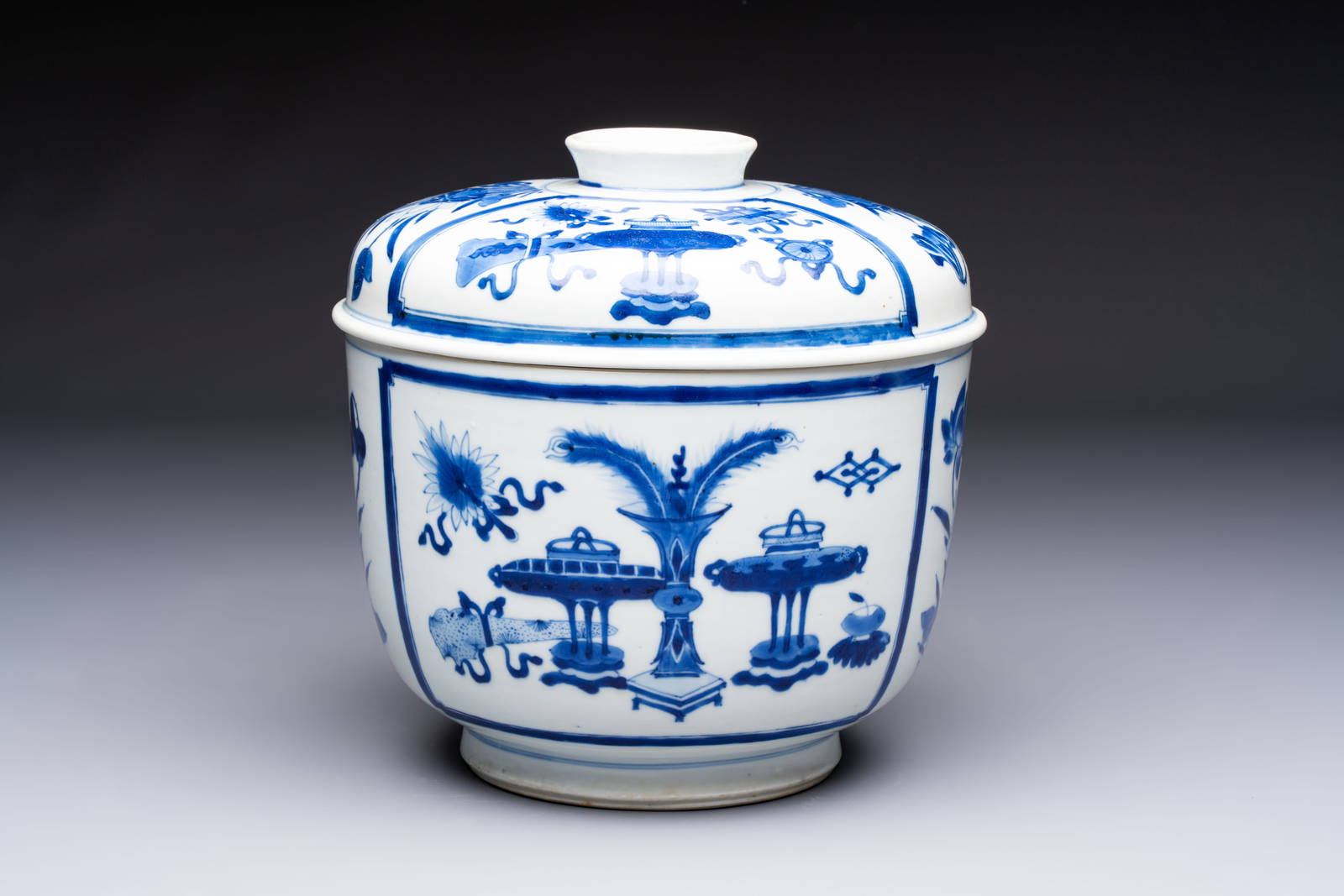 A Chinese blue and white 'Antiquities' bowl and cover, Kangxi