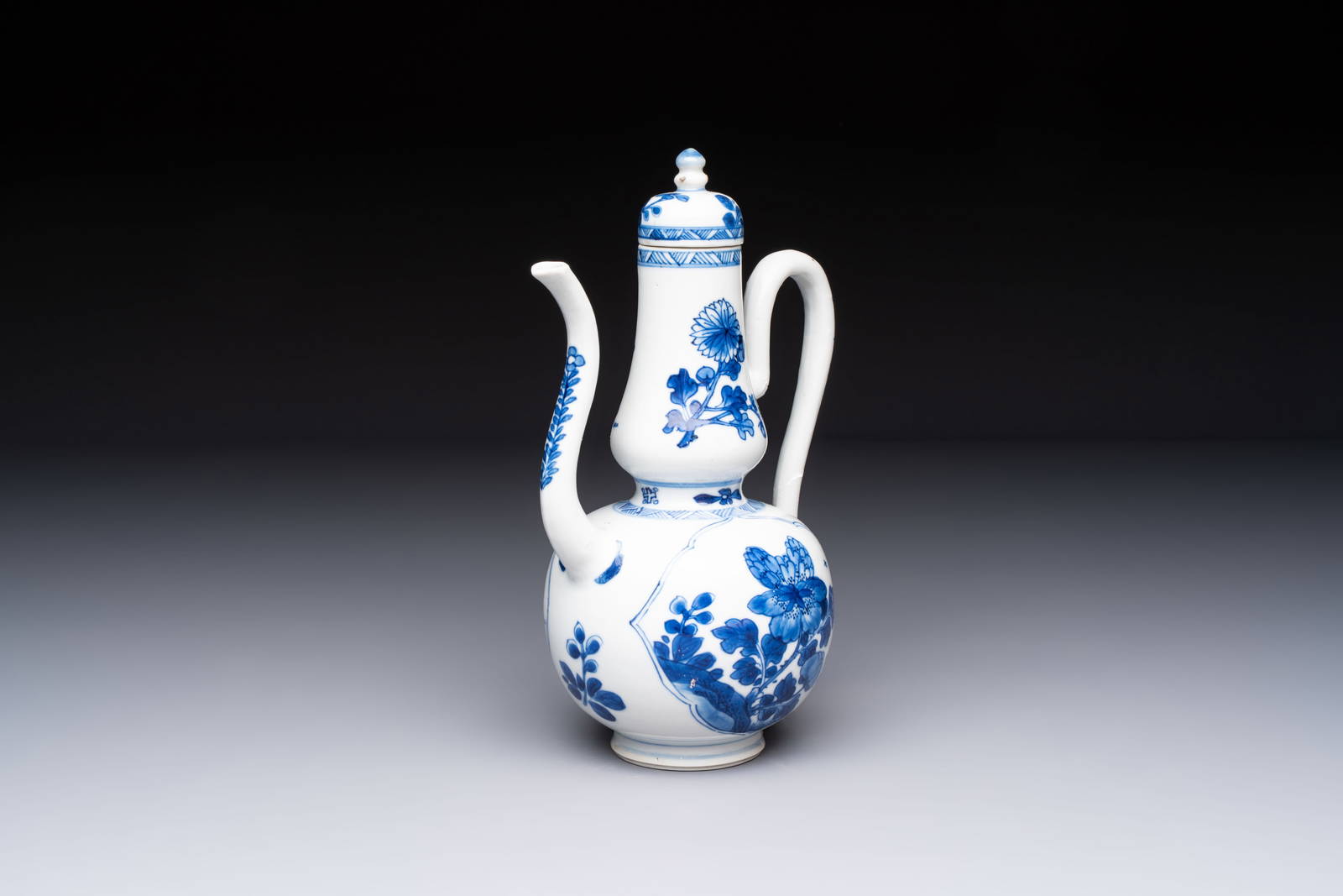 A Chinese blue and white ewer and cover with floral design, Kangxi