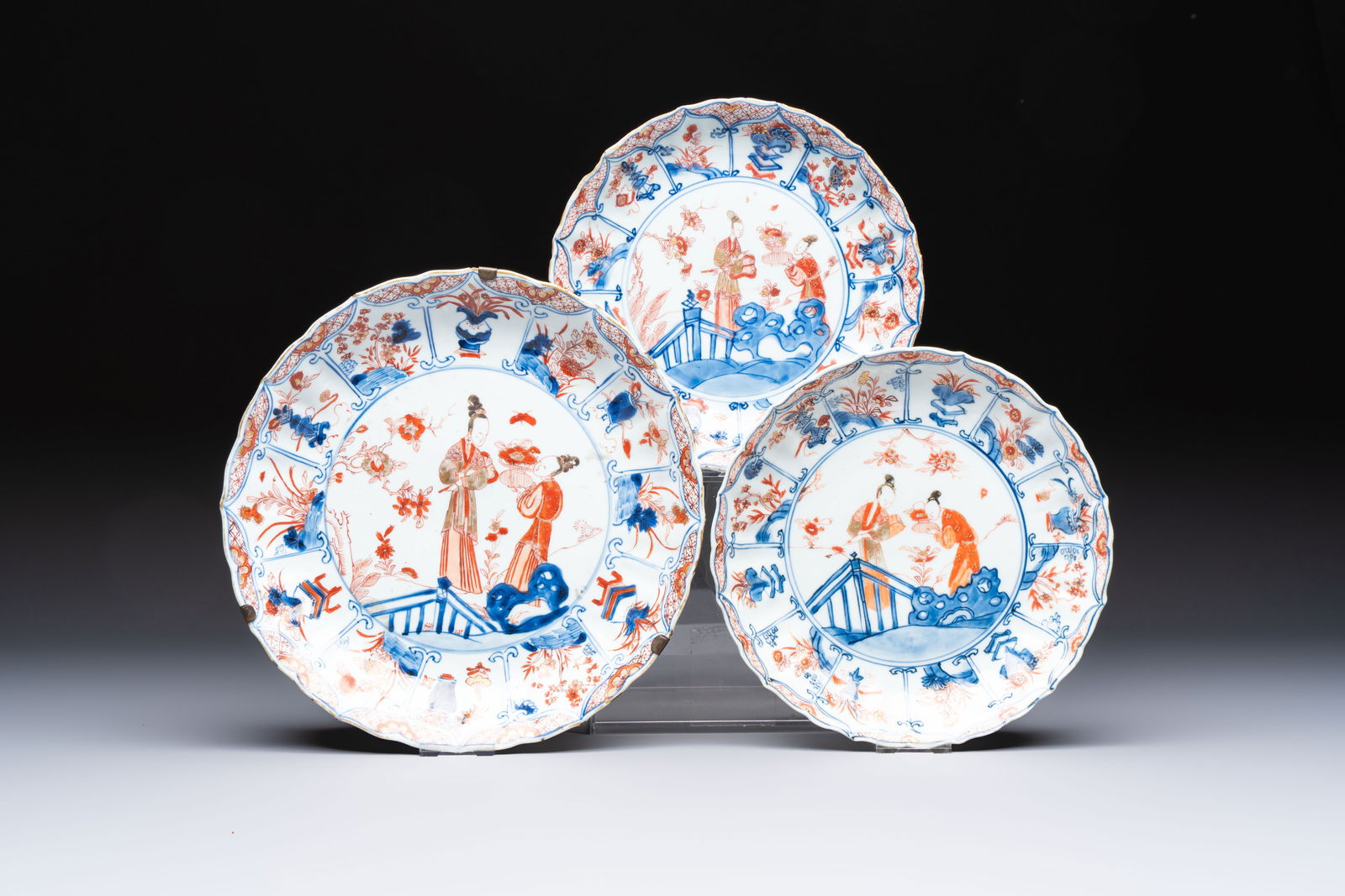 Two Chinese Imari-style plates and a dish with figural design, Kangxi: Two Chinese Imari-style plates and a dish with figural design, Kangxi Dia.: 27 cm (the dish) Dia.: 22,1 cm (the plates)