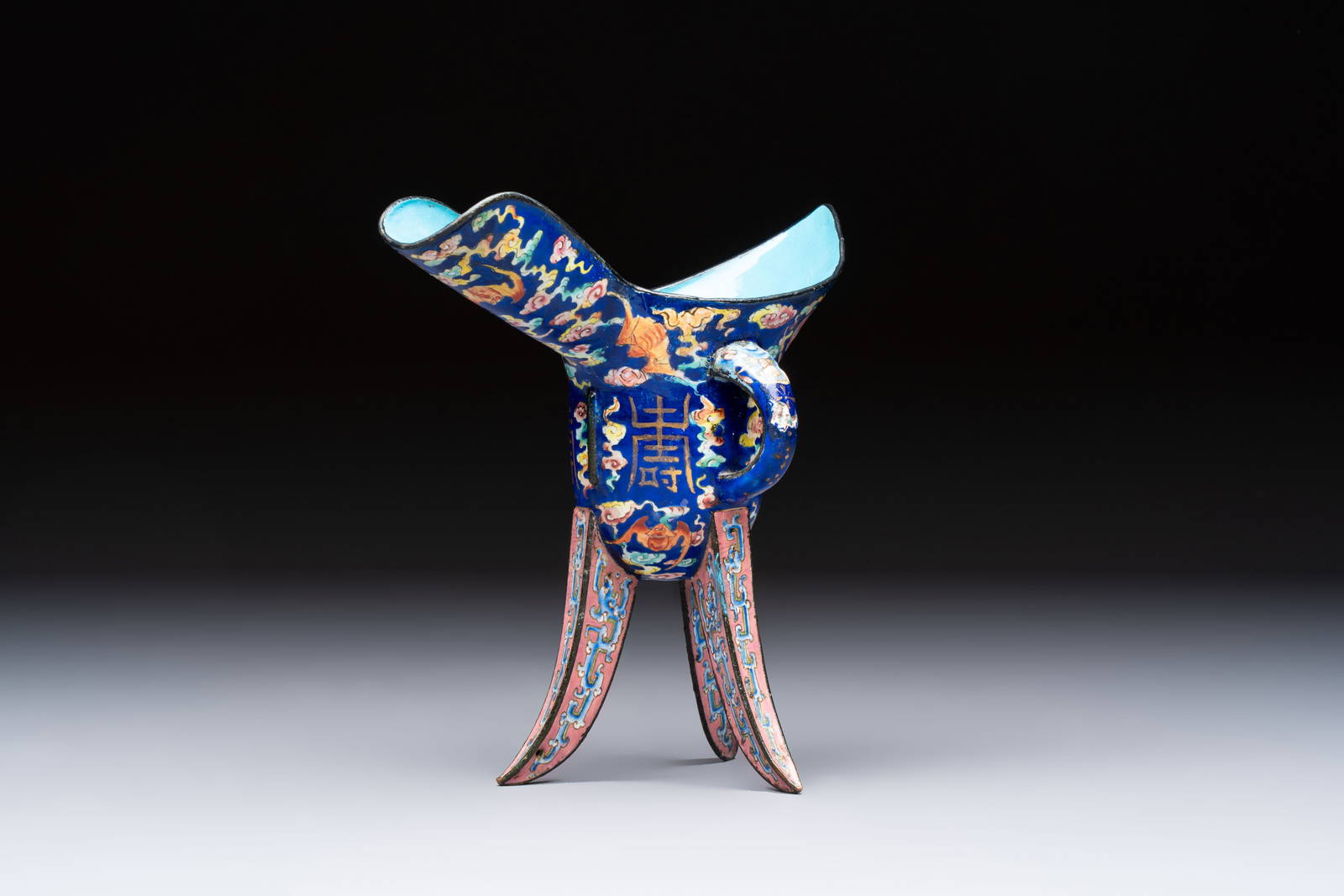 A Chinese Canton enamel tripod ritual wine vessel with bats and 'Shou' design, 'Jue', 19th C.