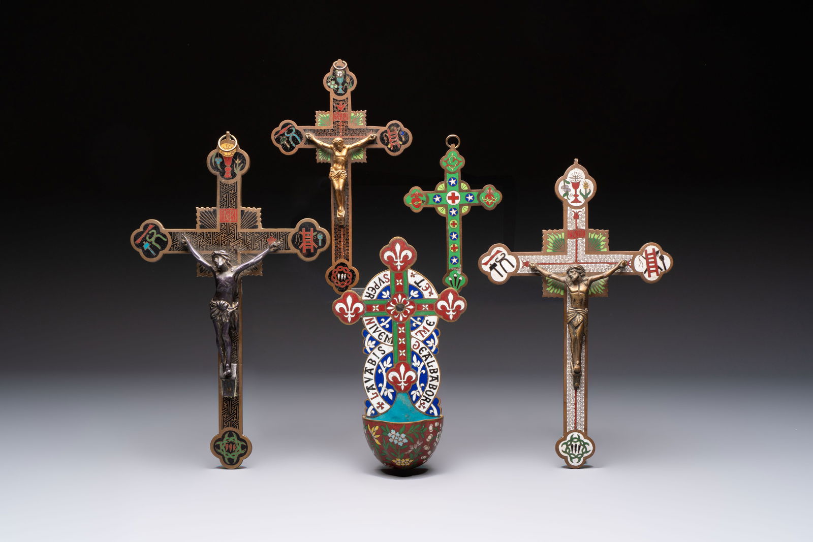 Four Chinese cloisonné crucifixes and a holy water font, 19th C.: Four Chinese cloisonné crucifixes and a holy water font, 19th C. Dim.: 29,5 x 17,6 cm (the largest) Dim.: 13,3 x 8,8 cm (the smallest)