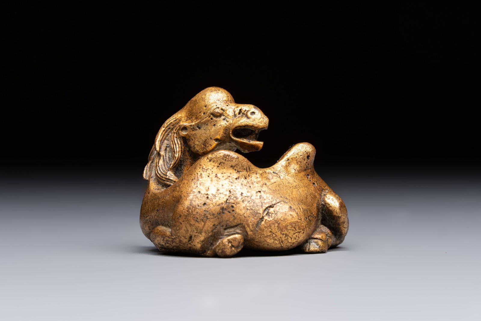 A Chinese gilt bronze 'Camel' paper weight, 19th C.: A Chinese gilt bronze 'Camel' paper weight, 19th C. Dim.: 4,7 x 4 x 3,8 cm Weight: 176 grams