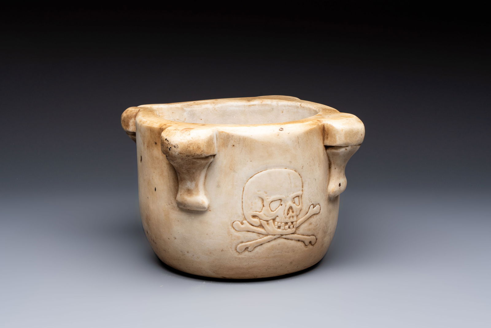 A large Italian carved marble 'Memento Mori' apothecary mortar, 17th C. (1 of 7)