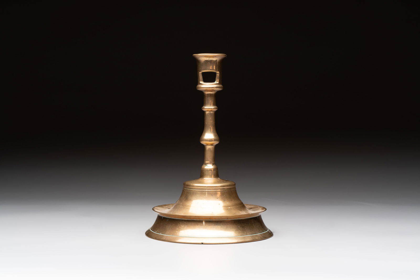 A Flemish or French knotted brass candlestick, 15/16th C.: A Flemish or French knotted brass candlestick, 15/16th C. H.: 16,6 cm Weight: 347 grams